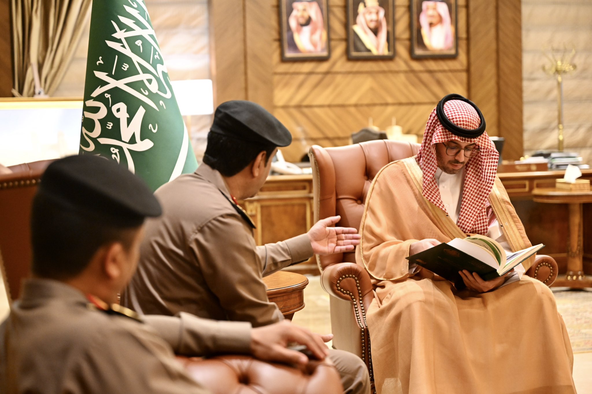 الأمير سعود بن عبدالله بن جلوي يتسلم التقرير السنوي لمرور جدة 