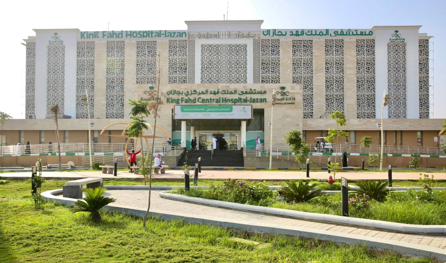 نجاح عملية ترميم قاع جمجمة مع أنسجة الدماغ والأذن بمستشفى الملك فهد بجازان