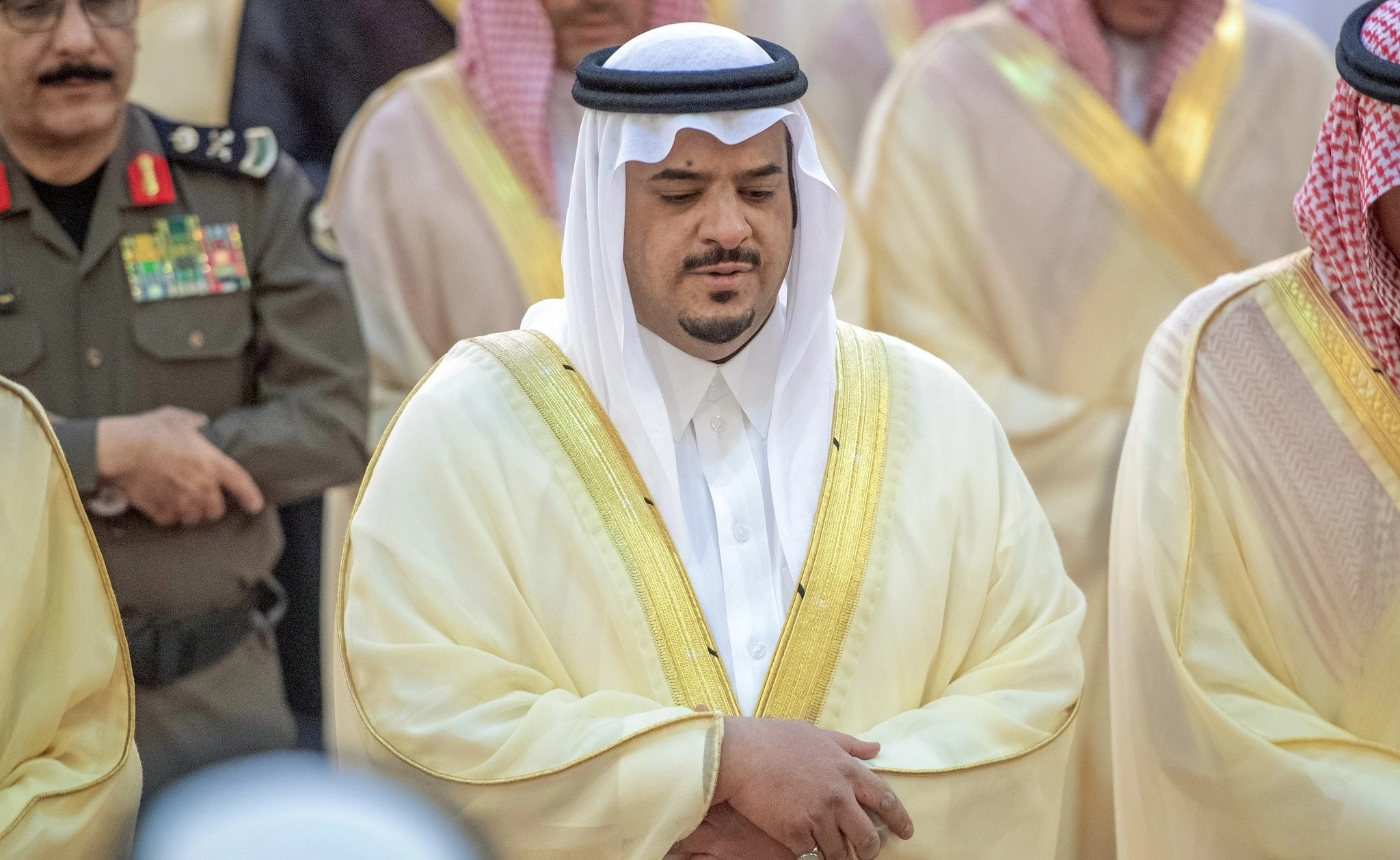 نائب أمير الرياض يؤدي صلاة الميت على الأمير خالد بن محمد