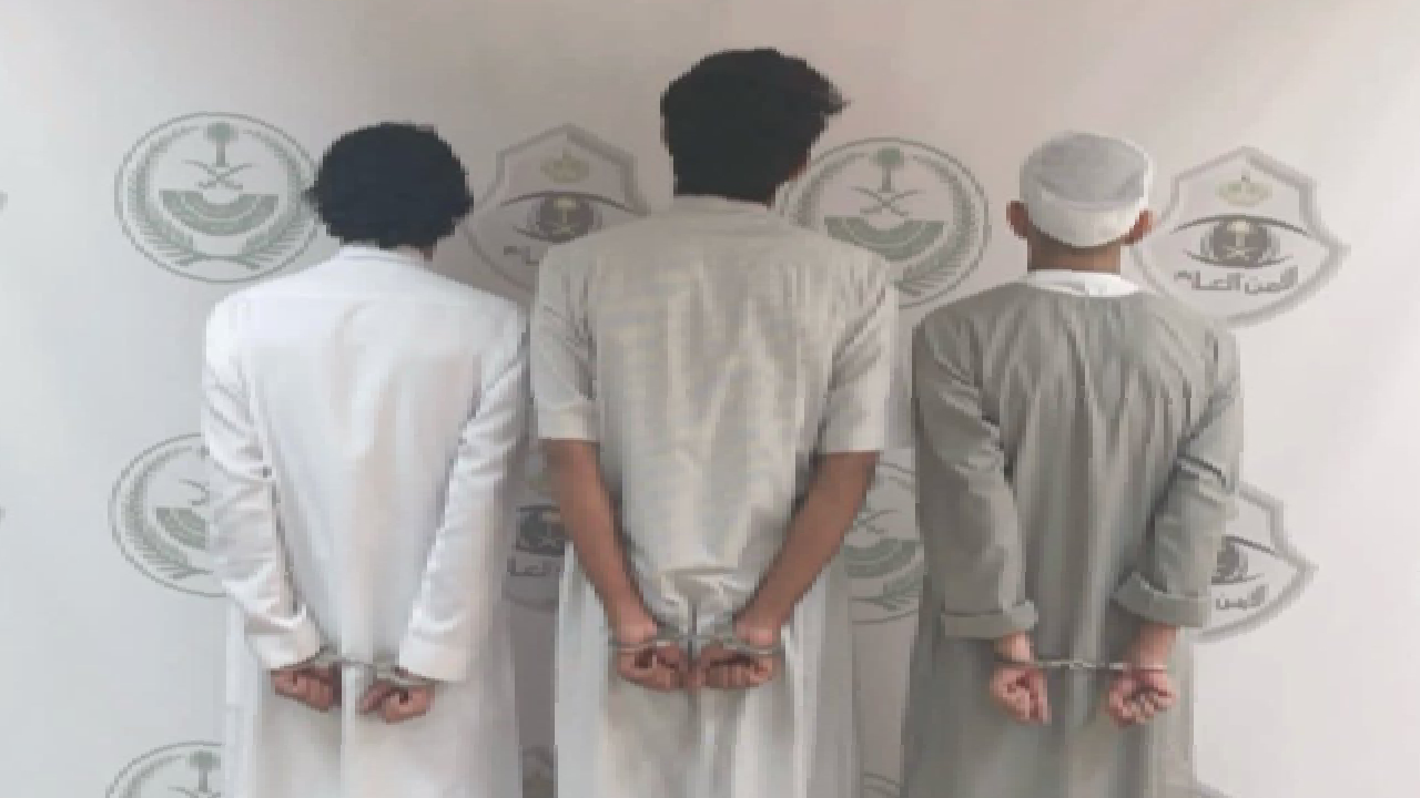 القبض على 3 مواطنين لرفعهم لافتة تثير النعرات القبلية
