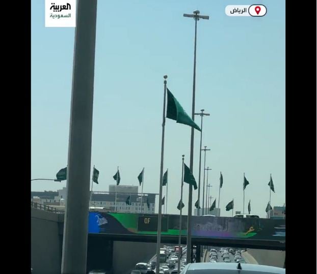 احتفالا باليوم الوطني الـ93.. الأعلام السعودية تزين طرقات الرياض

