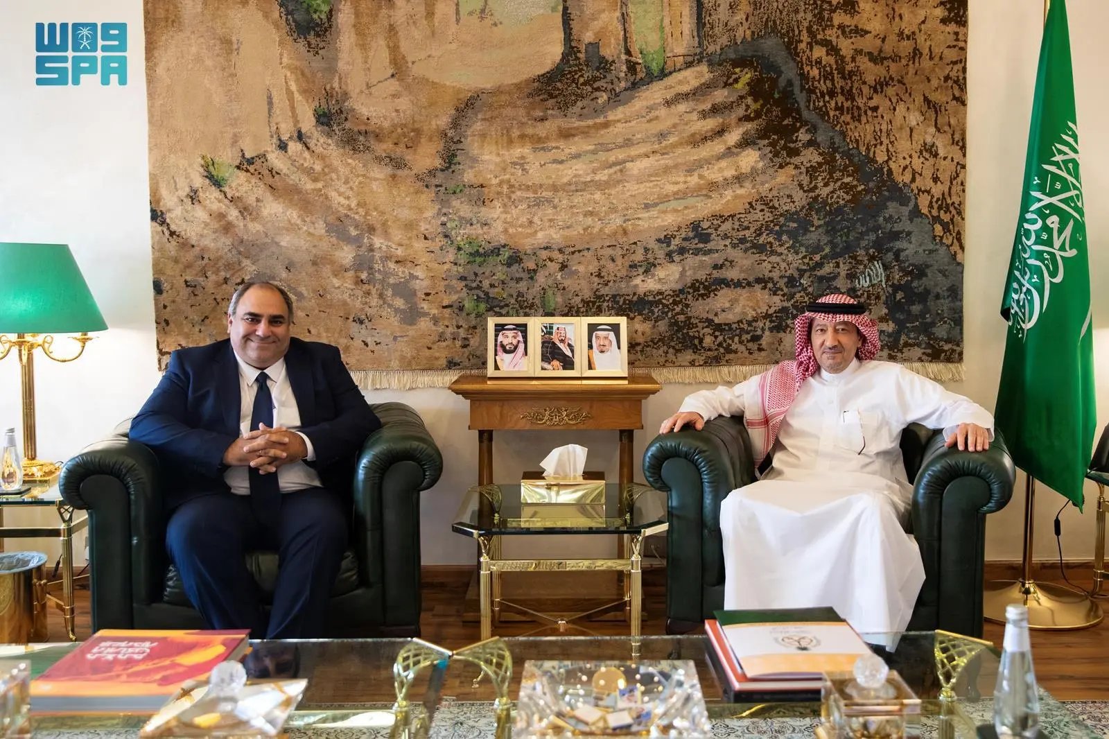نائب وزير الخارجية مع السفير القبرصي
