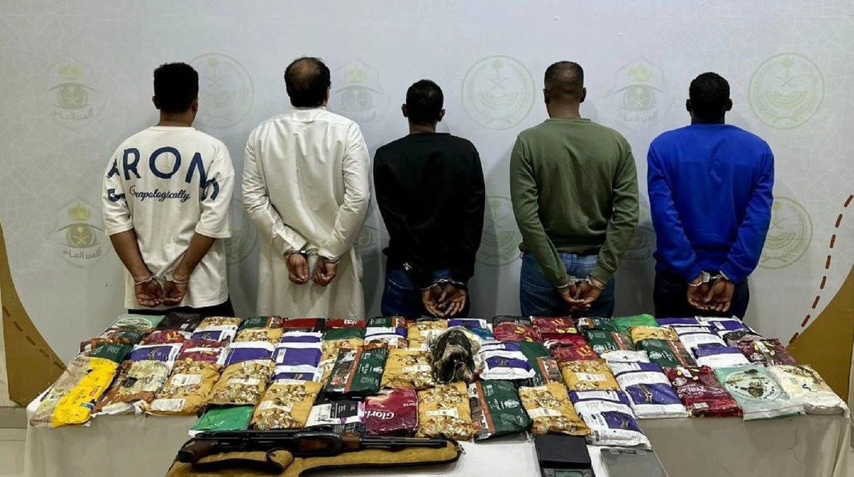 القبض على مواطنَين يعملان في أحد القطاعات الأمنية و3 مخالفين لنظام أمن الحدود لترويجهم المخدرات بالرياض