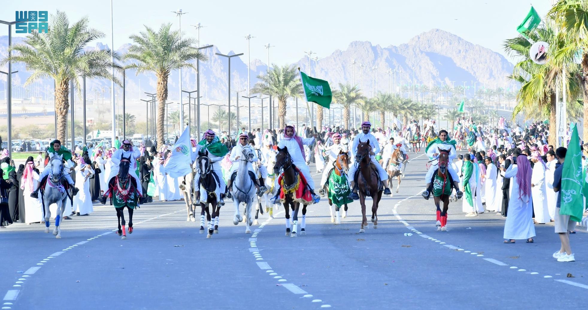 احتفاءً باليوم الوطني الـ93.. مسيرة للخيول العربية الأصيلة تجوب شوارع وميادين نجران