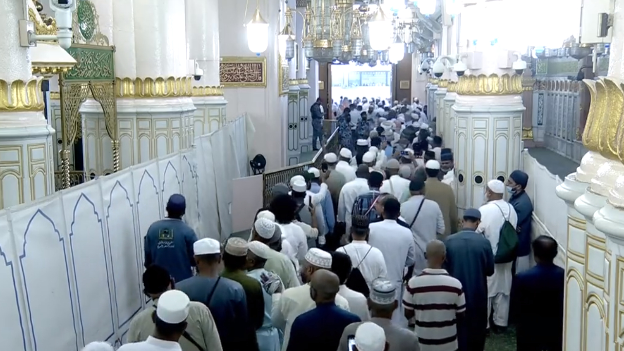 حشود غفيرة يدفعها الشوق لزيارة الروضة الشريفة بالمسجد النبوي 