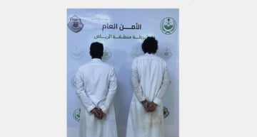 القبض على مواطنين لصدمهما مركبة رسمية عمدًا في وادي الدواسر 