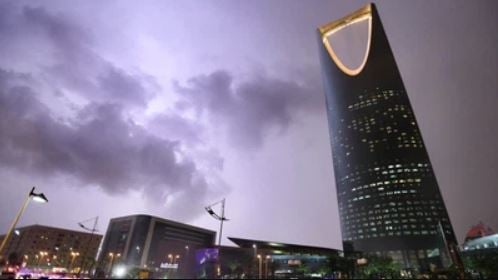 ضباب وأمطار رعدية.. حالة الطقس في المملكة اليوم الإثنين 