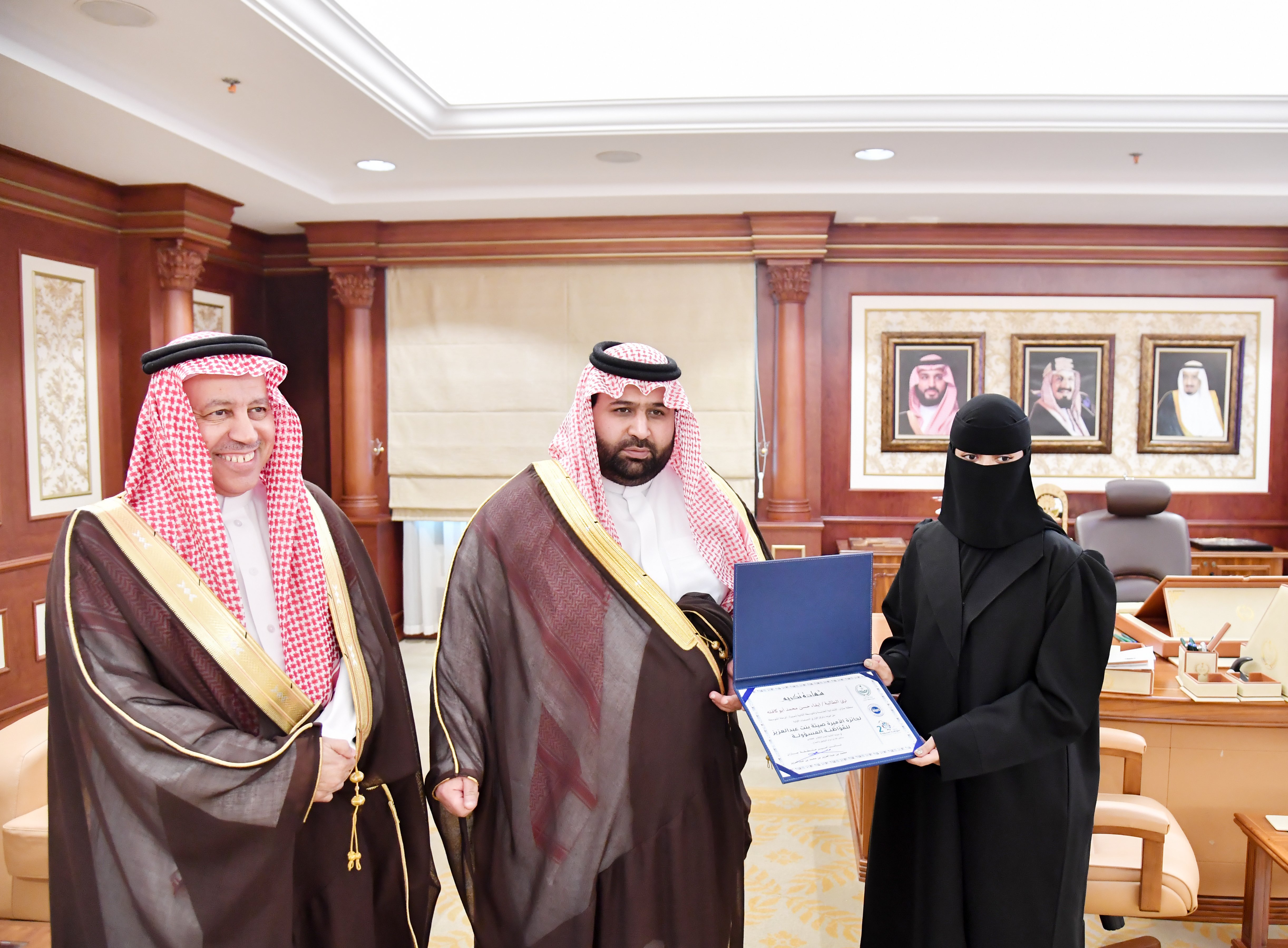 نائب أمير جازان يكرِّم طلاب وطالبات المنطقة الفائزين بجائزة «المواطنة المسؤولة»