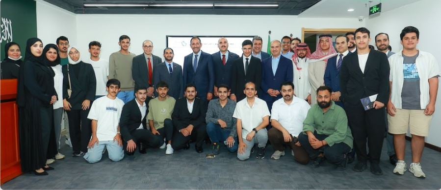 وزير الصناعة يلتقي عددًا من الطلاب المبتعثين في مدينة بكين الصينية