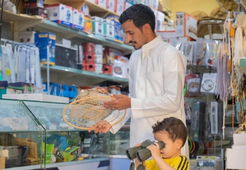 "موسم القنص" بالحدود الشمالية ينعش مبيعات متاجر مستلزمات الرحلات البرية