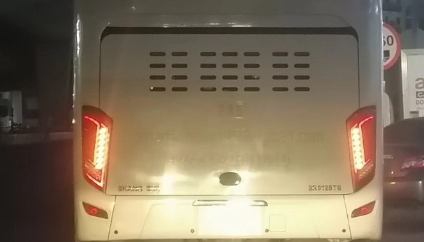 سائق «باص» يتفادى الدوريات ليواصل الوقوف المخالف.. و«المرور» تحدد الإجراء اللازم 