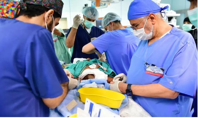 بمشاركة 35 طبيبًا.. بدء عملية فصل التوأمين السياميين التنزانيين «حسن وحسين»
