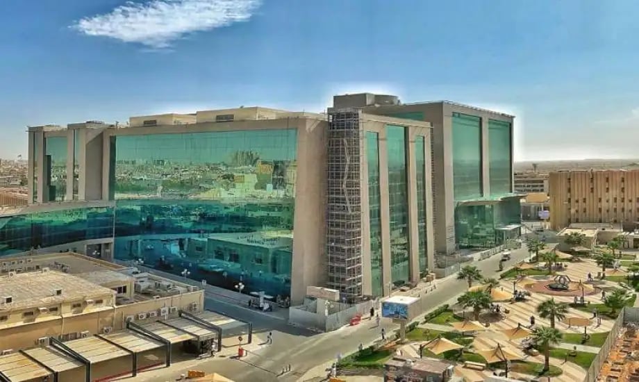 استئصال ورم دماغي بالتخدير الموضعي لمريضة في «سعود الطبية» 