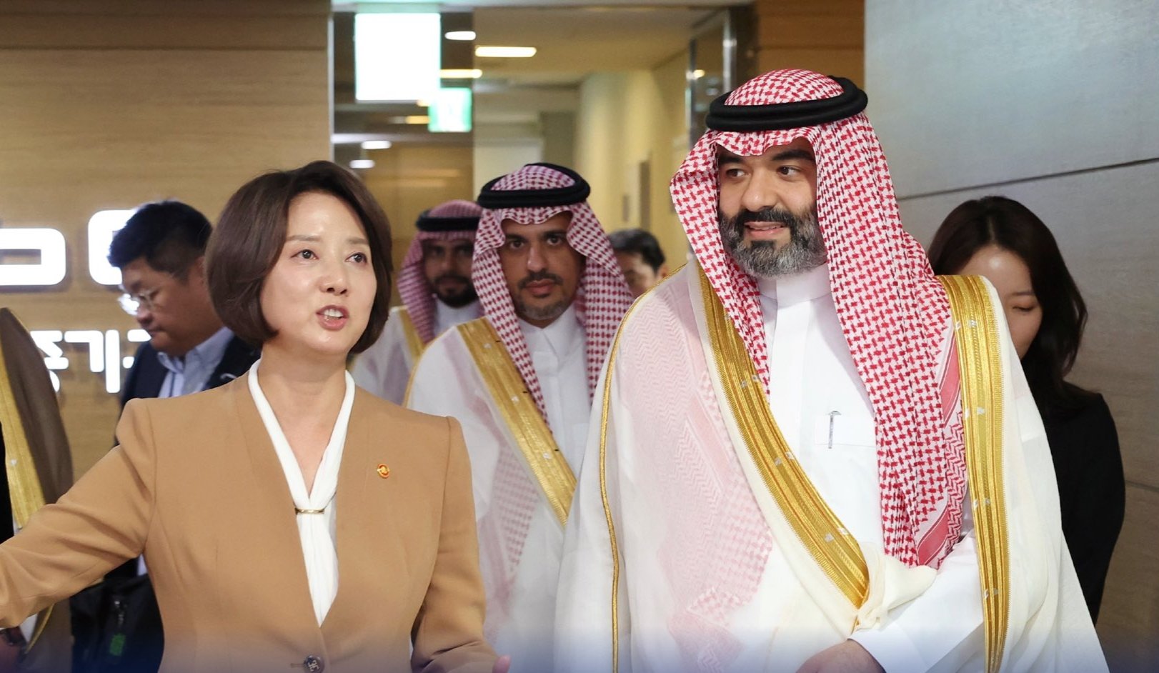 وزير الاتصالات يناقش مع وزراء كوريين الشراكة الاستراتيجية لدعم نمو الاقتصاد الرقمي
