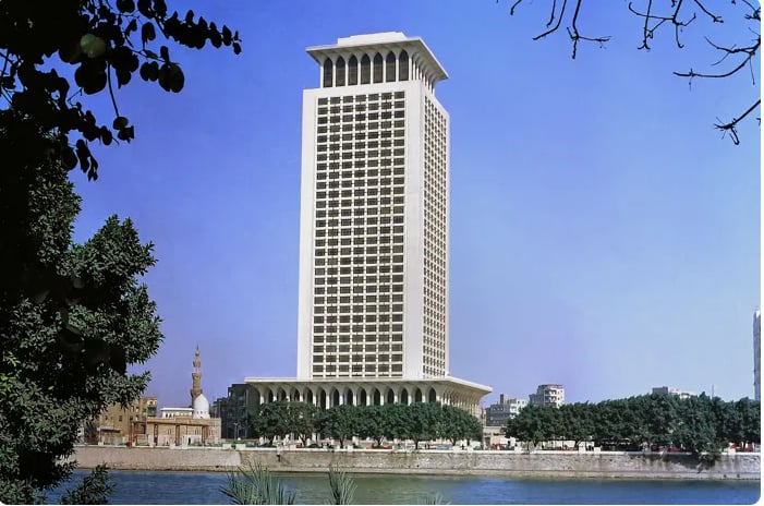 مصر تدعو لإيصال المساعدات الإنسانية الموجهة لغزة إلى العريش.. وتؤكد: معبر رفح مفتوح للعمل