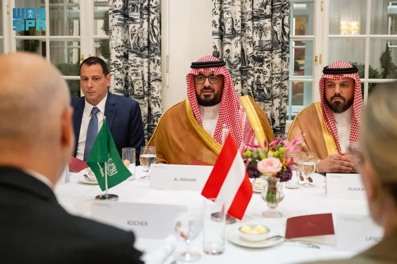  الإبراهيم يبحث تعزيز التعاون مع وزير العمل والاقتصاد النمساوي 