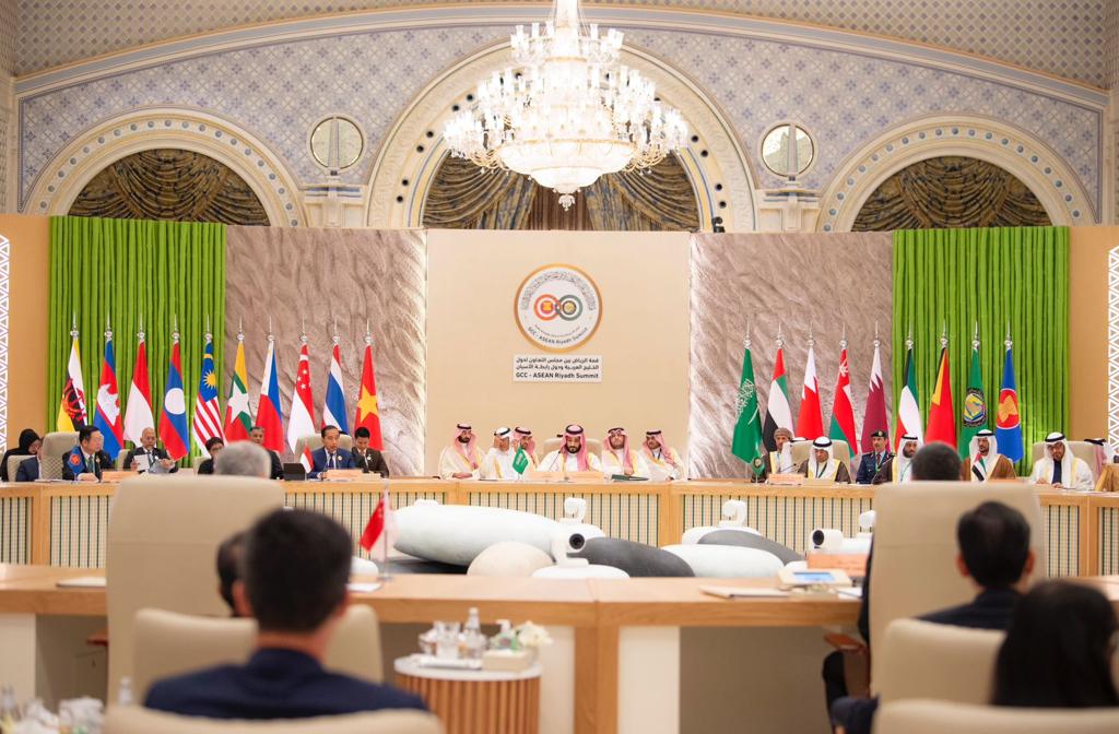 قمة الرياض تدين الهجمات ضد المدنيين في غزة وتدعو للإفراج الفوري عن الرهائن والمعتقلين

