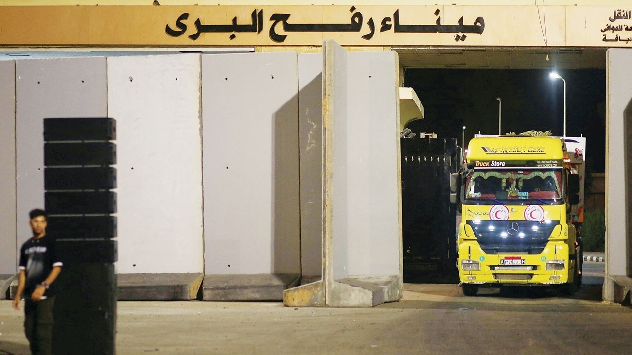 مصادر إعلامية مصرية: دخول أول شاحنة وقود من معبر رفح إلى قطاع غزة