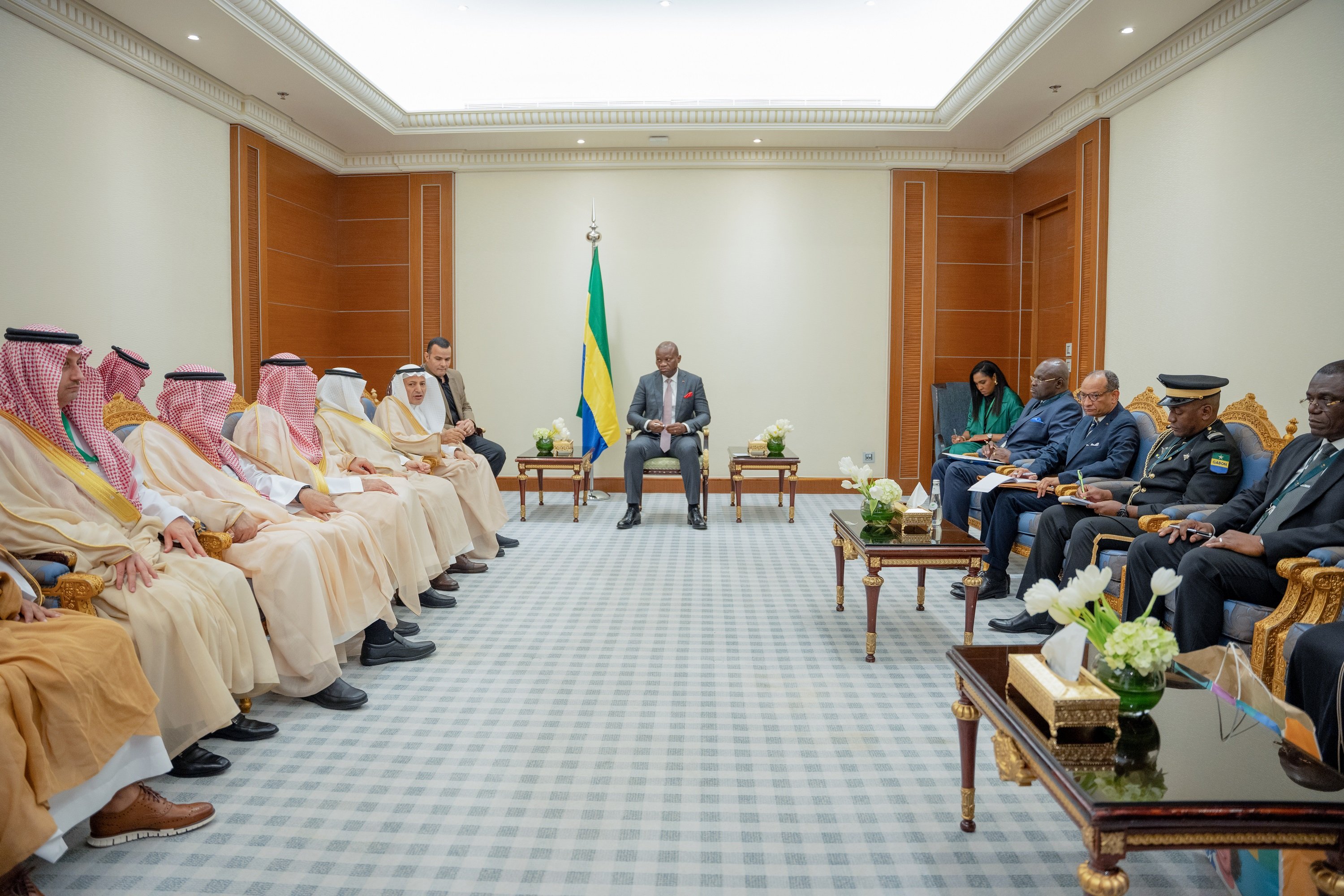 رئيس الجابون الانتقالي يتعهد بتقديم كافة التسهيلات والحوافز للمستثمرين السعوديين

