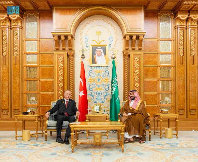  ولي العهد يلتقي الرئيس التركي على هامش القمة العربية الإسلامية المشتركة 