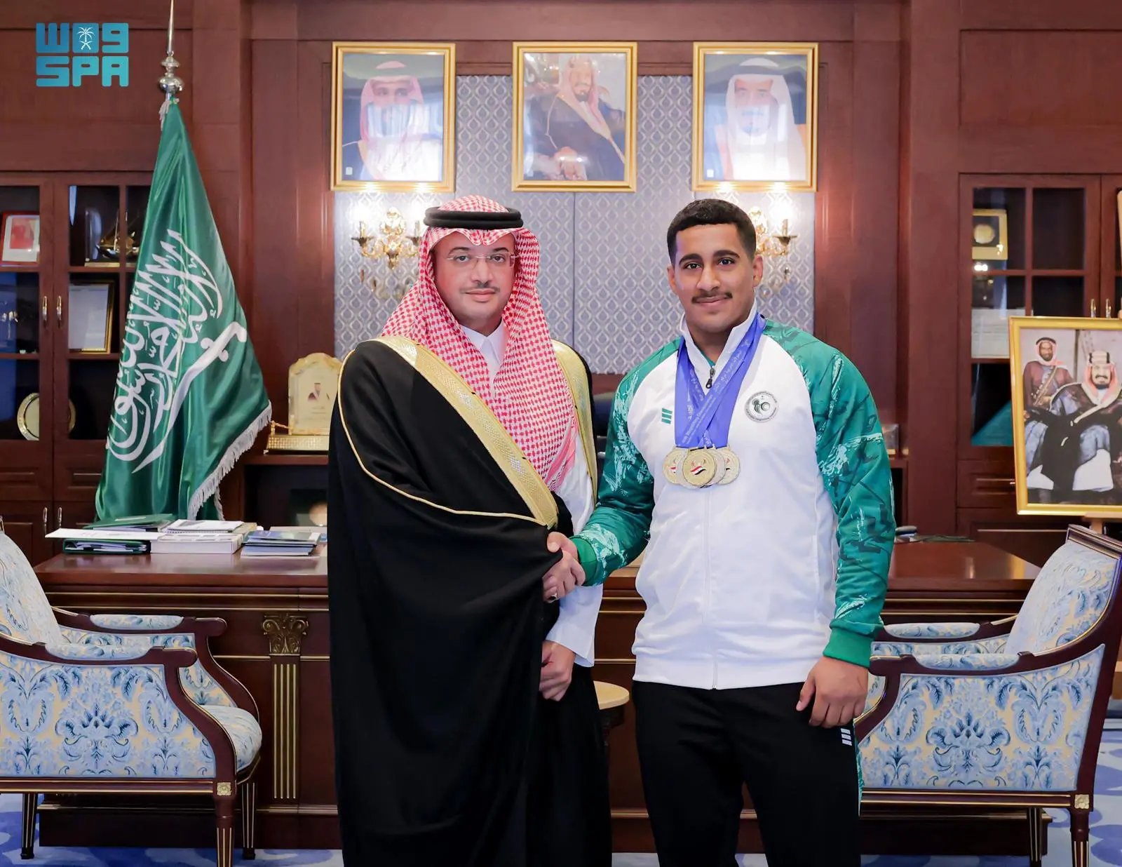  محافظ الأحساء يُكرّم لاعب المنتخب لرفع الأثقال عبدالله الأحمد
