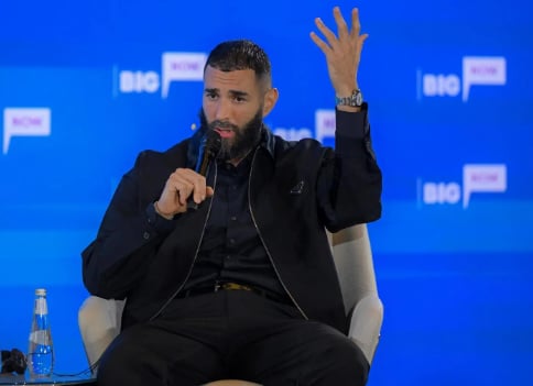  كريم بنزيما يدعو اللاعبين الأجانب في دوري "روشن" لنقل خبراتهم لأبناء المملكة