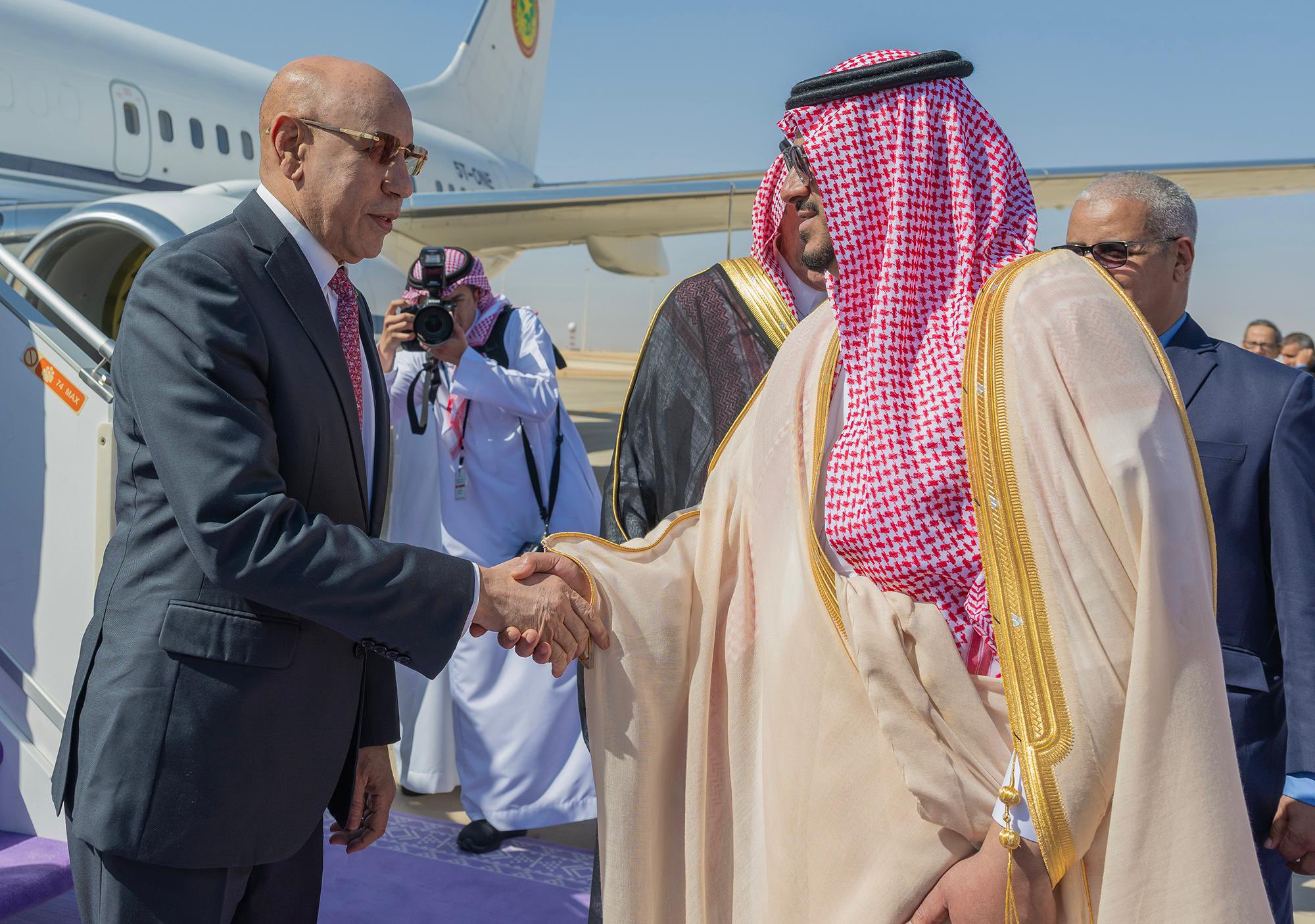 رئيس جمهورية موريتانيا يصل الرياض.. ونائب أمير المنطقة يستقبله
