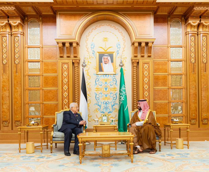  ولي العهد يلتقي الرئيس الفلسطيني على هامش القمة العربية الإسلامية المشتركة 

