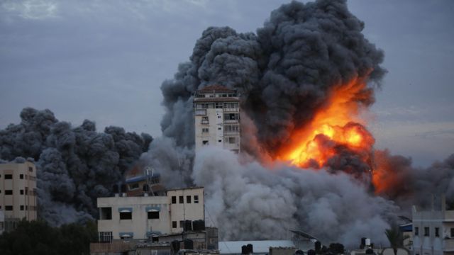 جيش الاحتلال يجدد غاراته على غزة.. وتحذيرات من تكرار سيناريو «الشفاء» في المستشفى الإندونيسي