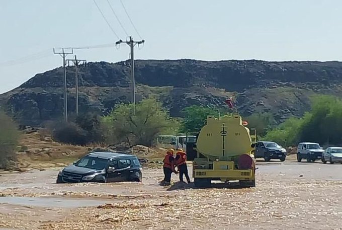 «الدفاع المدني» بمحافظة رابغ تنقذ شخصًا احتجز في سيل داخل مركبة