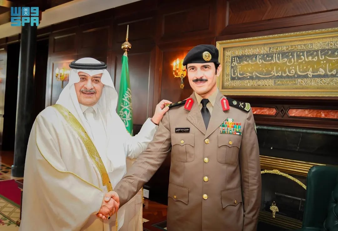 أمير تبوك يقلِّد مدير مكافحة المخدرات بالمنطقة رتبته الجديدة
