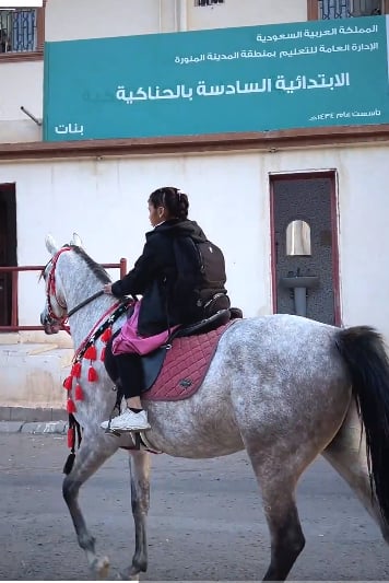 جود.. قصة طفلة أبهرت زملاءها بالذهاب لمدرستها بالخيل 