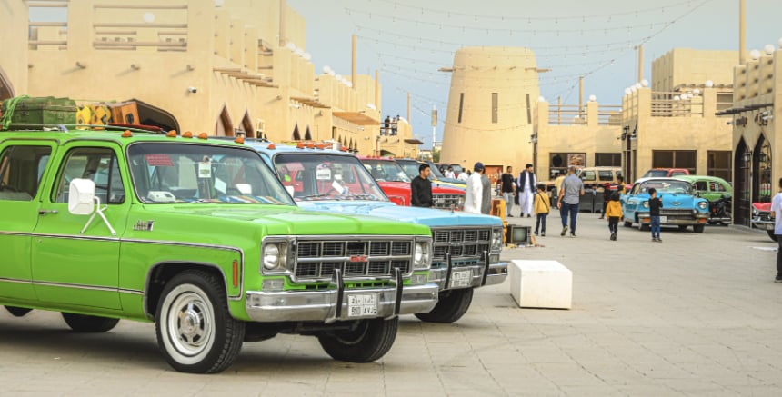 بالفيديو.. السيارات الكلاسيكية تجذب الهواة لجميع عروضها 