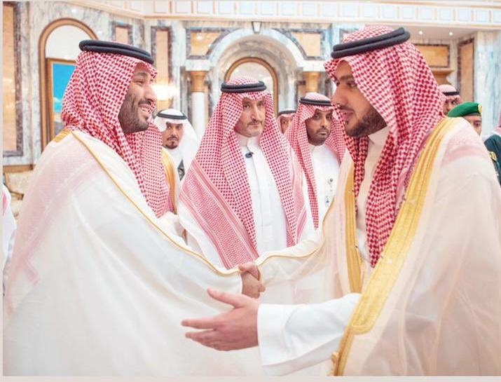 الأمير محمد بن فيصل يصافح صاحب السمو ولي العهد الأمير محمد بن سلمان