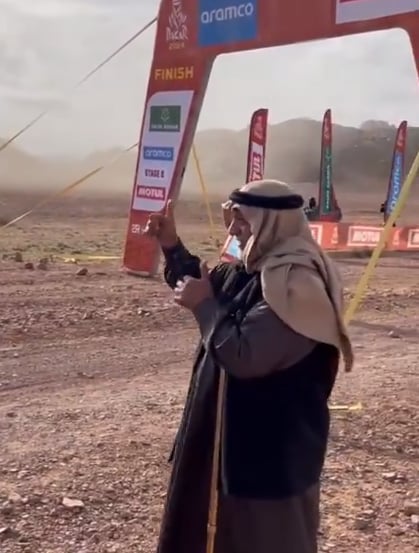 مسن يقطع 80 كيلومترا لتشجيع المتسابقين في رالي داكار  
