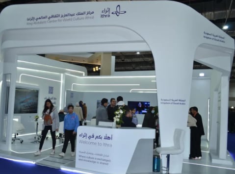 إقبال كبير على جناح "إثراء" المشارك بمعرض القاهرة الدولي للكتاب