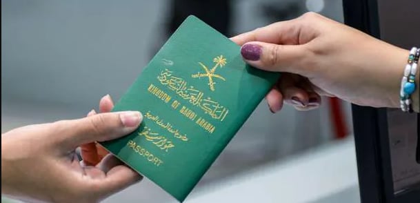 هل يلزم إصدار الهوية لطفل عمره 10 سنوات لاستخراج جواز سفر له؟