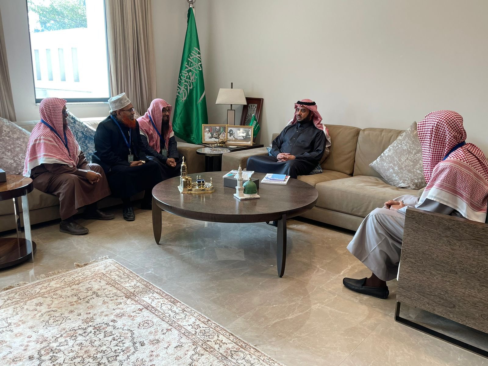 سفير المملكة في بنجلاديش يجتمع برابطة خريجي الجامعات السعودية لزيادة التنسيق والتعاون