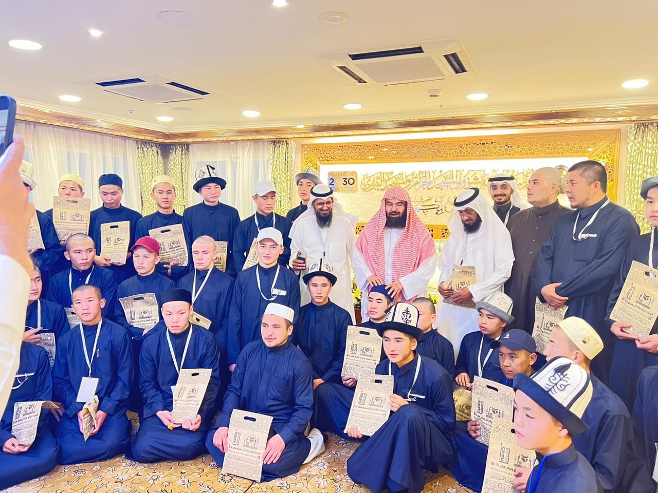 لفتة إنسانية.. السديس يكرم أطفالا أيتاما من قيرغيزستان

