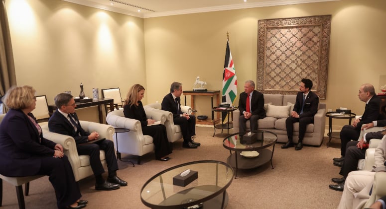 ملك الأردن يطالب أمريكا بالضغط لوقف فوري لإطلاق النار بغزة 
