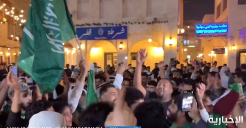 الجماهير السعودية تهتف دعمًا للمنتخب في سوق واقف بالدوحة (فيديو)