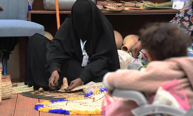 عروض حية للحرف اليدوية التقليدية تلفت زوار مهرجان الكُتّاب والقُرّاء