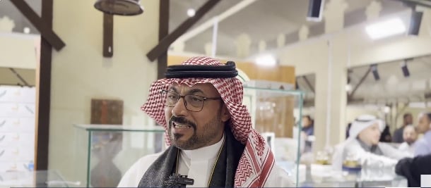 مواطن يبتكر عطرًا مشتقًا من التمر بمواصفات عالمية 