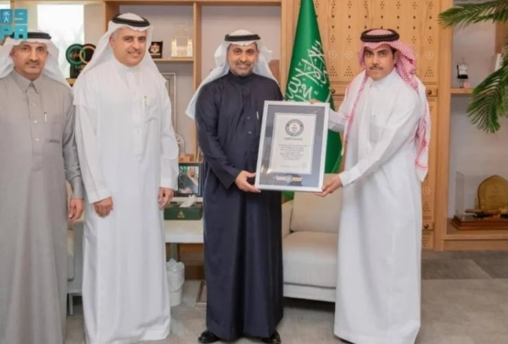 وزير الصحة يتسلّم شهادة «جينيس» عن أكبر تجمع بشري في العالم لمرضى السكري 