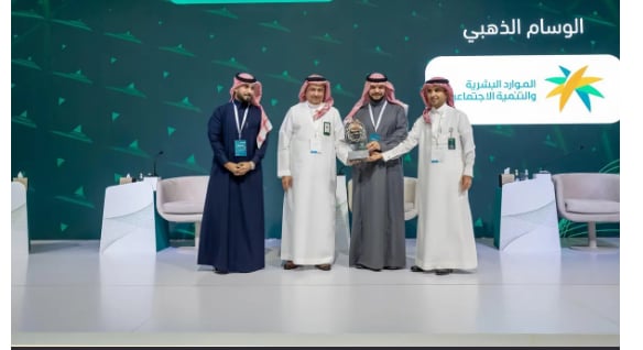 هيئة العناية بالمسجدين الحرام والنبوي تحصد جائزة وسام الاستحقاق الذهبي