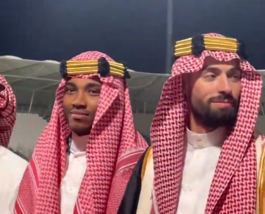 نجوم نادي الشباب يحتفلون بيوم التأسيس بالراية والعقال 