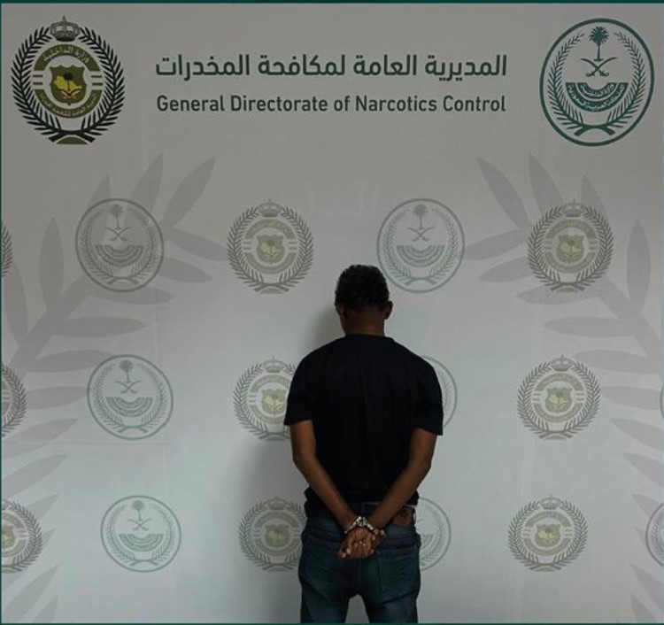 القبض على مخالف لنظام أمن الحدود بمنطقة الباحة لترويجه مخدر الحشيش 