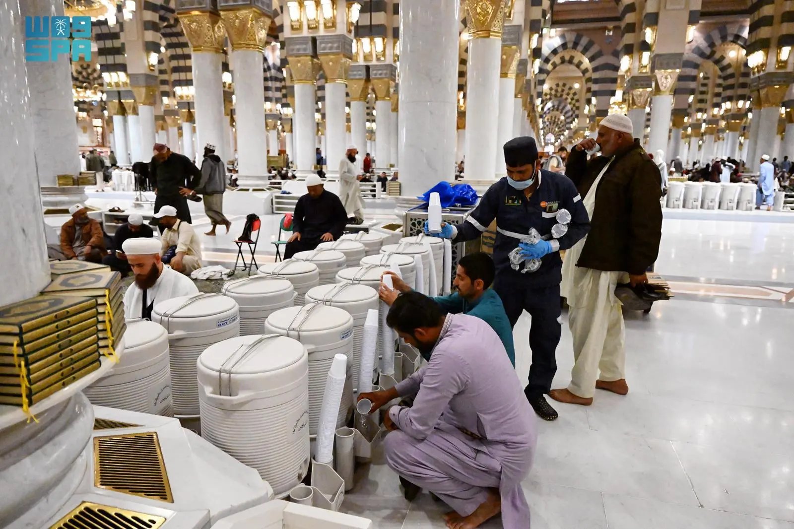 أكثر من عشرة آلاف حافظة توزع يومياً بالمسجد النبوي

