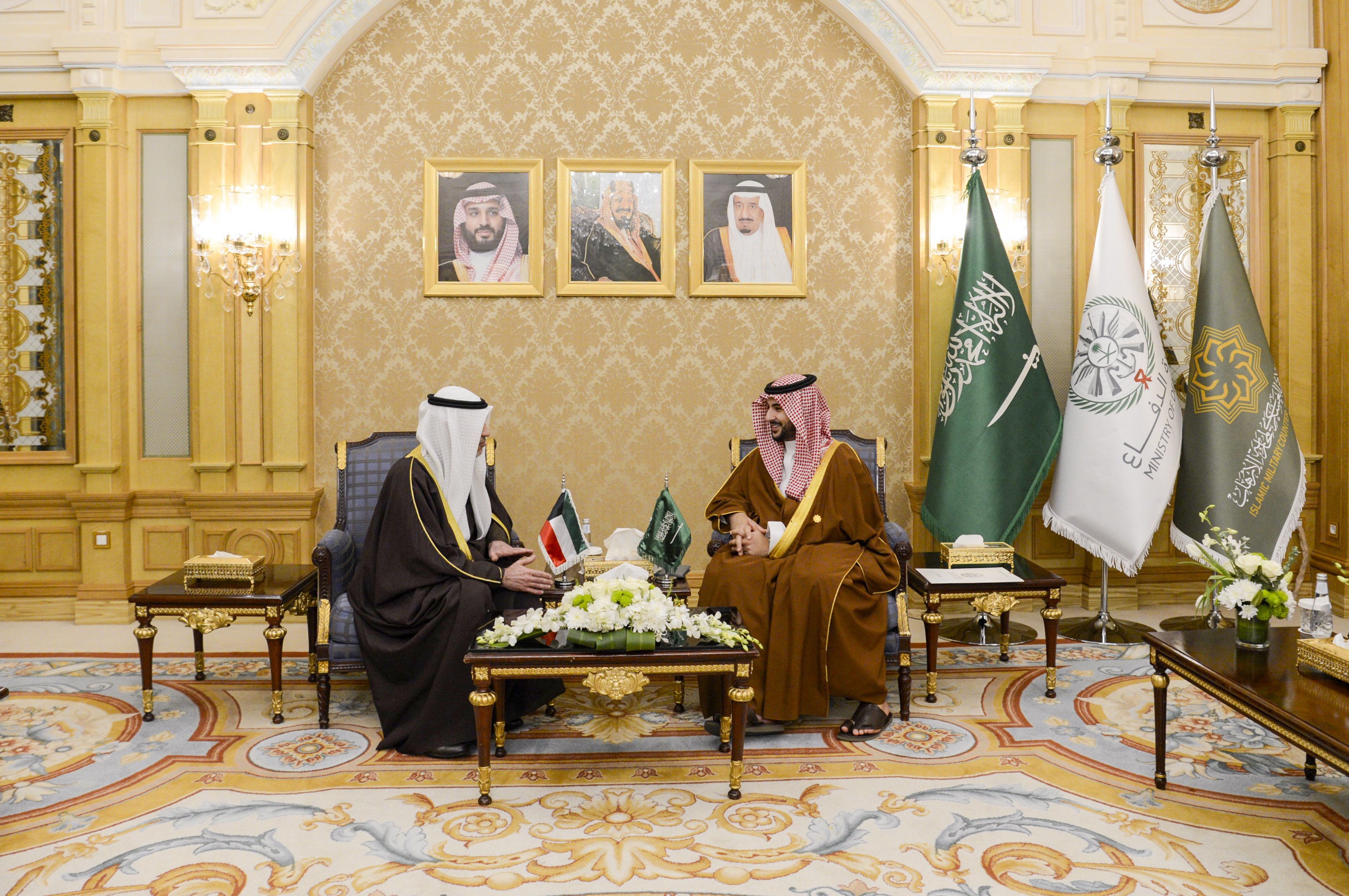 وزير الدفاع يبحث تعزيز التعاون العسكري مع نظيره الكويتي