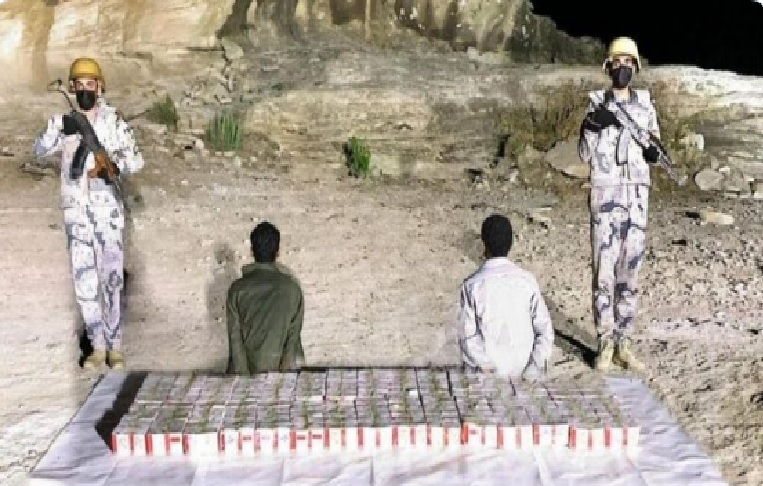القبض على شخصين لتهريبهما 15 ألف قرص مخدر في منطقة عسير
